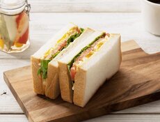 三色サンドイッチ（レタス・トマト・タマゴ）