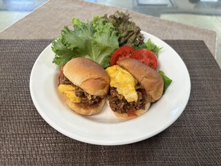ネオ全粒紛ロールのオムレツカレーサンド