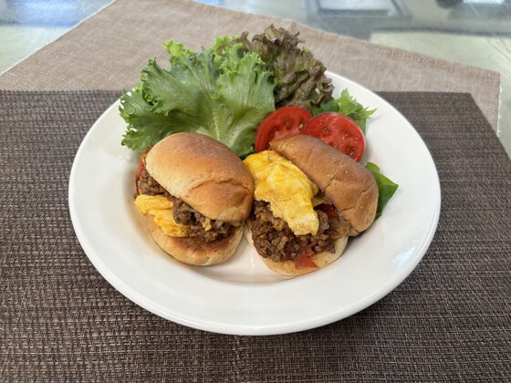 ネオ全粒紛ロールのオムレツカレーサンド